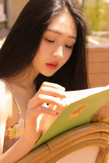 掀开裙子手指伸进去搅动